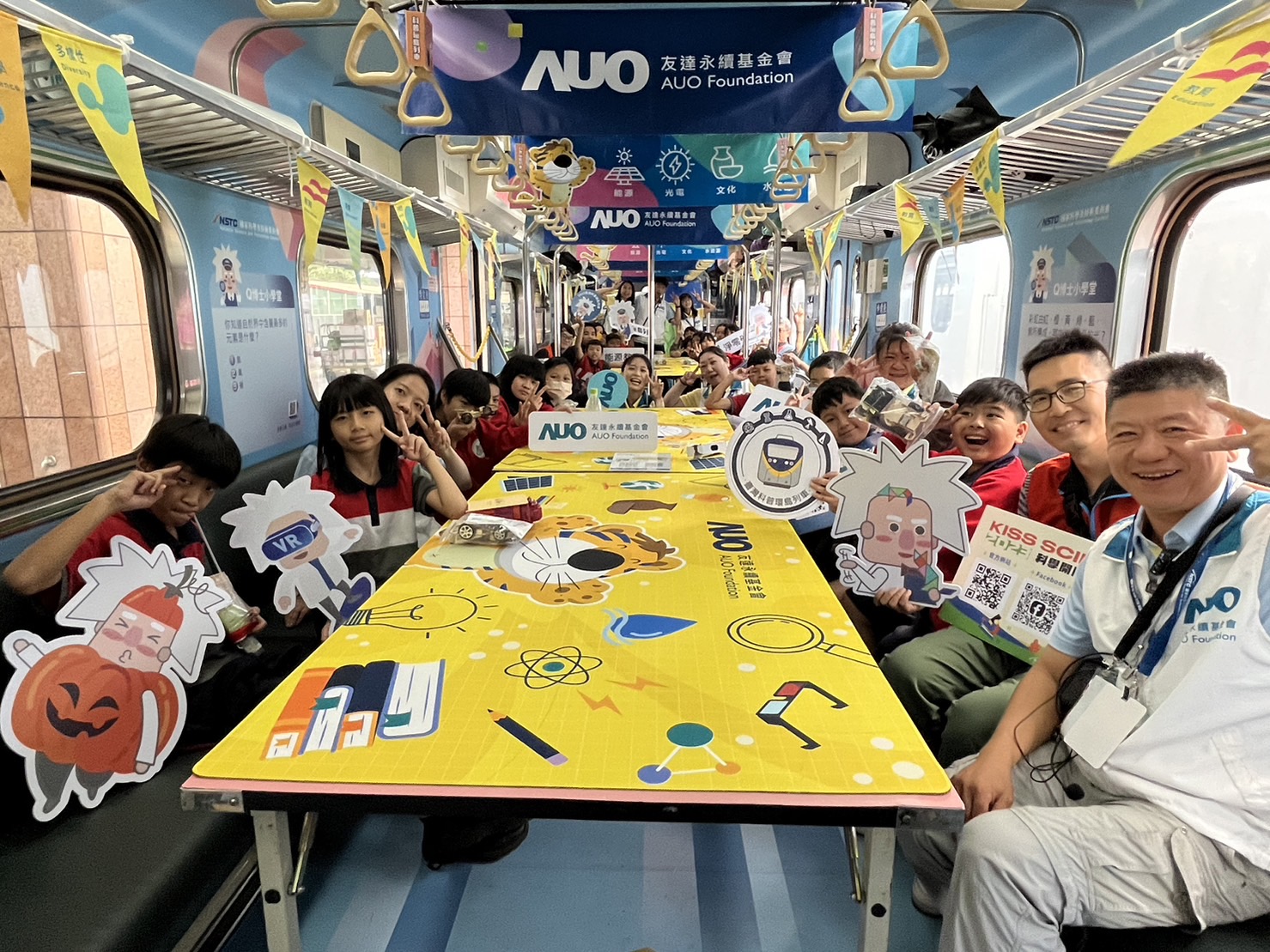 DG视讯永續基金會參與「臺灣科普環島列車」，設計基礎科學車廂課程，以「淨零碳排和永續能源」為主題，讓學生透過創意實驗認識淨零知識，以及思考生活中的減碳行為