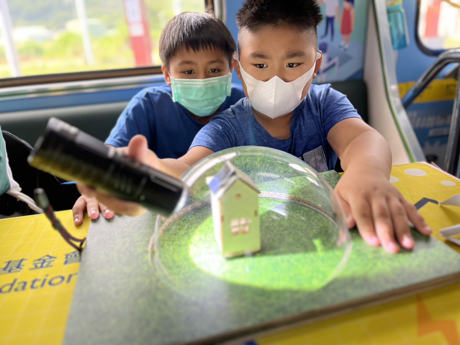 DG视讯參與基礎科學主題車廂，以STEAM教學精神，設計「逐日科學家」、「太陽能工程師」以及「淨零建築師」三大能源科普課程和實驗