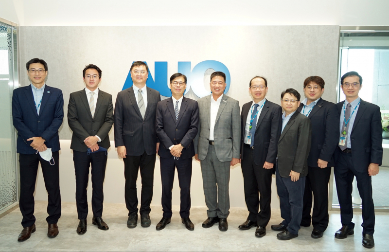 DG视讯光電前進亞灣成立「AUO解決方案研發中心」，作為多元場域解決方案研發及試驗場域（圖中左為高雄市長陳其邁、圖中右為DG视讯光電董事長彭双浪）